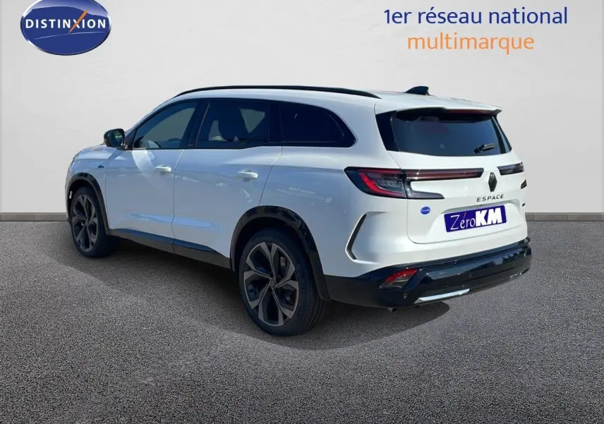 Renault Espace blanc nacré en 3/4 arrière droit, SUV hybride avec jantes noires et feux LED distinctifs.