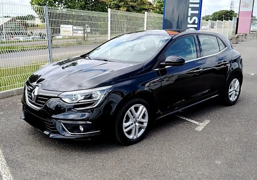 Renault Mégane IV Business TCe 140 noir vue 3/4 avant droit, avec phares LED et jantes alliage visibles.