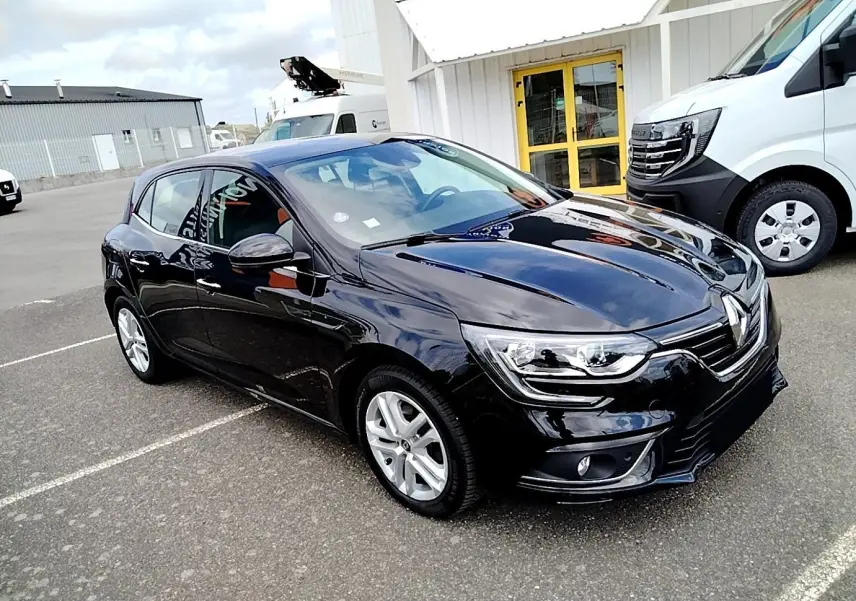Renault Mégane IV Business noire vue en 3/4 avant droit, avec phares LED et jantes argentées visibles.