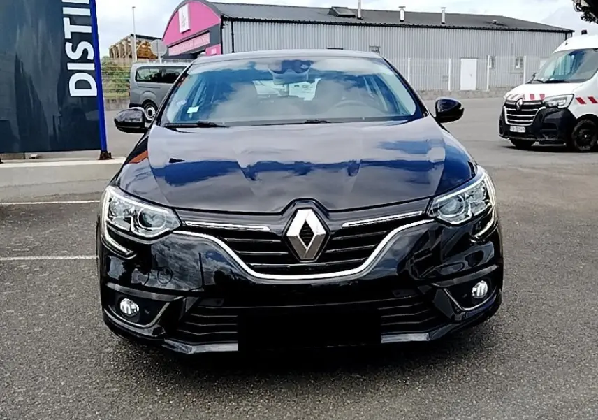 Vue frontale d'une Renault Mégane IV Business noire de 2020 avec calandre chromée et phares LED allumés.