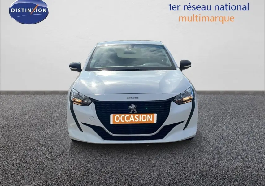 Vue frontale d'une Peugeot 208 blanche banquise avec calandre noire et plaque "OCCASION" orange visible.