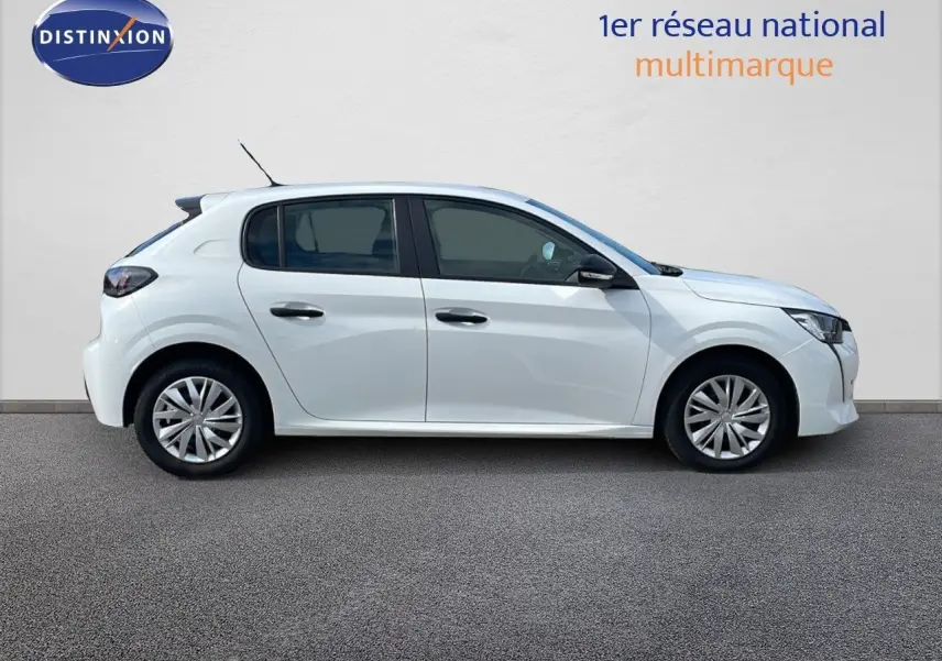 Peugeot 208 blanc banquise vue de profil côté gauche, mettant en valeur ses lignes modernes et ses jantes acier.