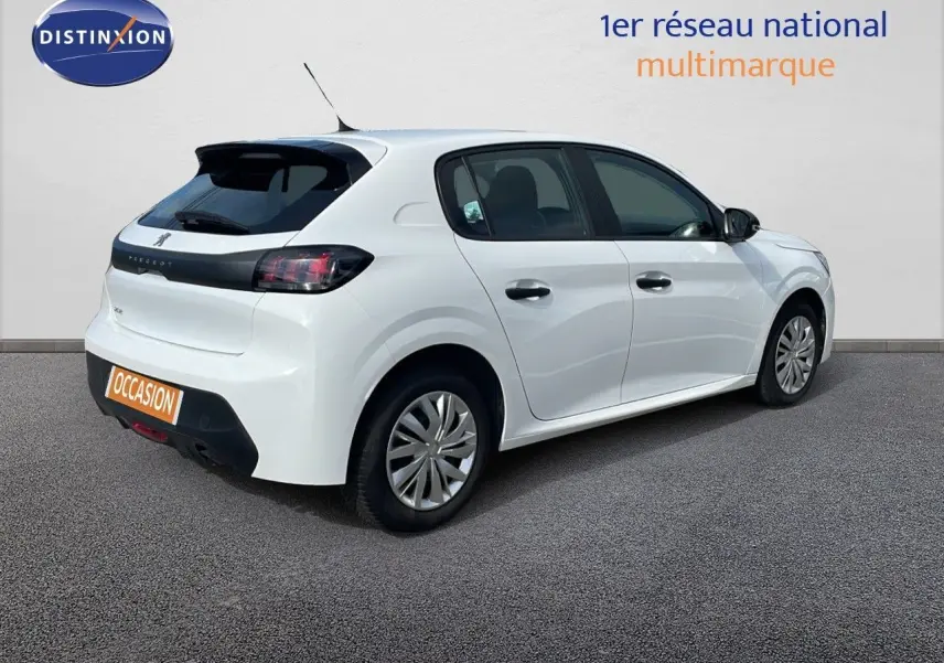 Peugeot 208 blanc banquise vue 3/4 arrière droit, mettant en valeur ses lignes modernes et ses feux arrière foncés.