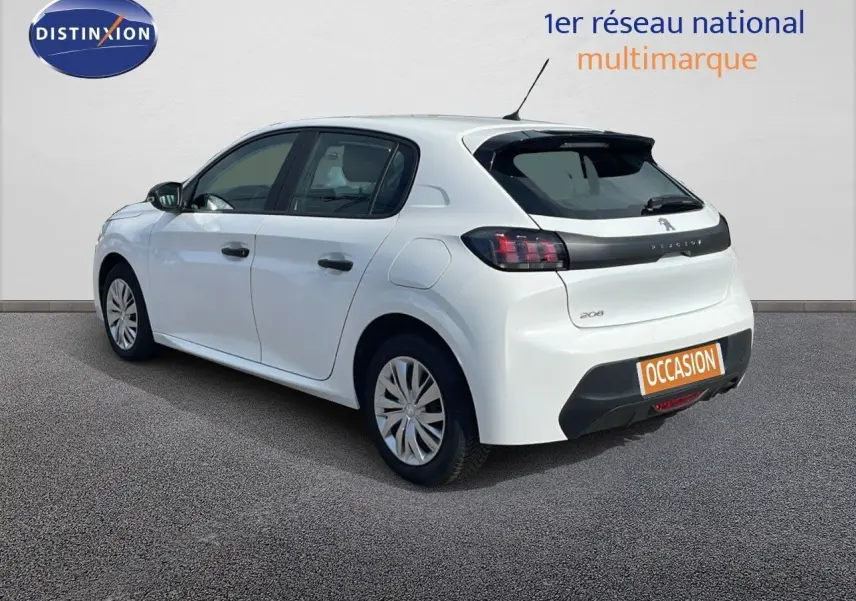 Peugeot 208 blanc banquise vue 3/4 arrière droit, mettant en valeur ses feux arrière et sa silhouette compacte.