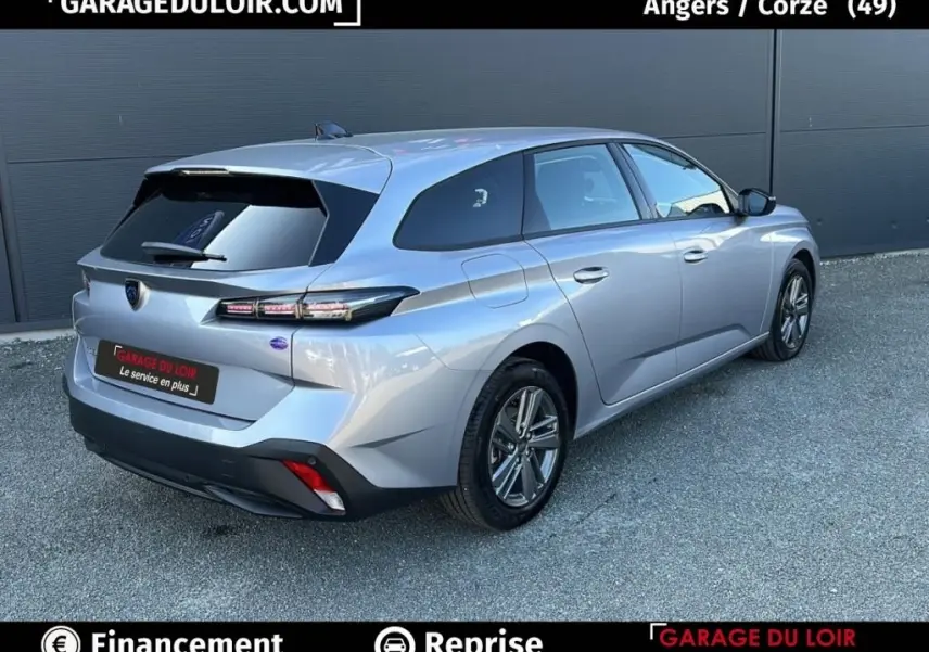 Peugeot 308 BlueHDi 130 gris clair vue 3/4 arrière droit, feux LED et jantes alliage visibles.