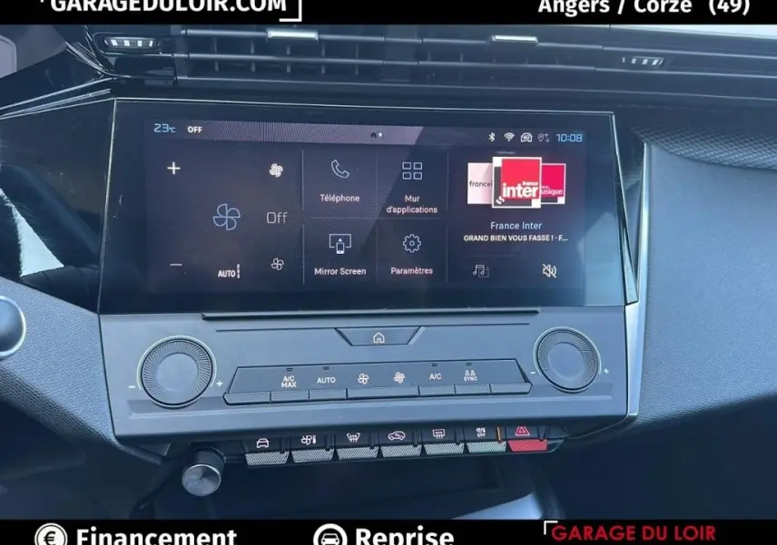 Vue rapprochée de l’écran tactile central et des commandes de climatisation du tableau de bord de la Peugeot 308 gris clair.