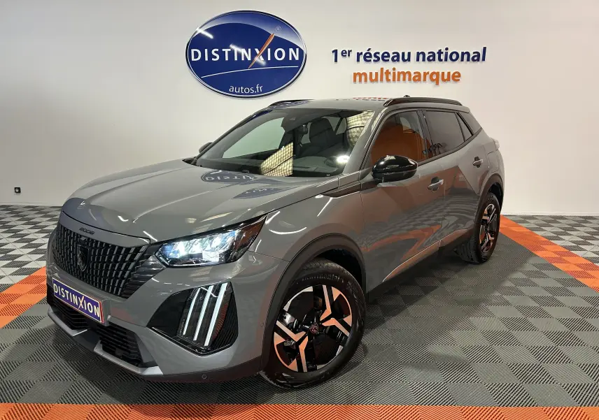 Peugeot 2008 II Ph.2 Allure Hybrid gris Selenium vue 3/4 avant droit avec phares LED et jantes bi-ton.
