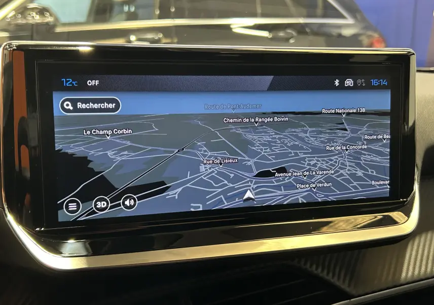 Écran tactile du système de navigation Peugeot 2008 II Ph.2 Allure Hybrid 145 affichant une carte en 3D.