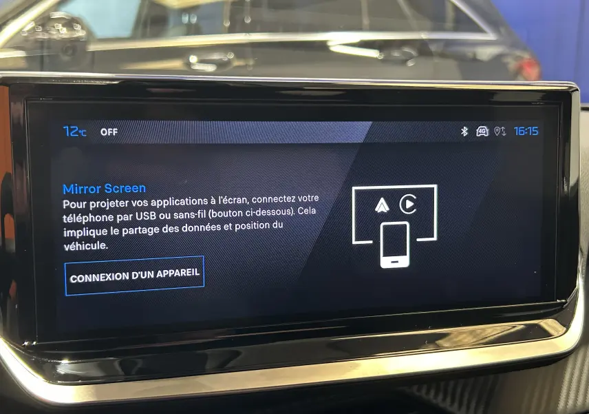Écran tactile central du tableau de bord du Peugeot 2008 gris Selenium, affichant l'interface Mirror Screen.