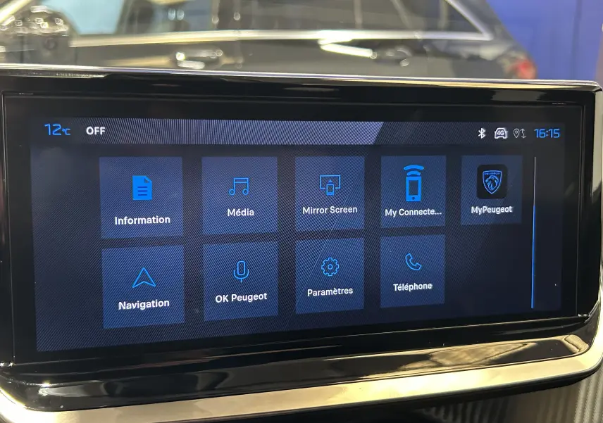 Écran tactile central du Peugeot 2008 II Ph.2 Allure Hybrid 145, affichant le menu principal connecté.