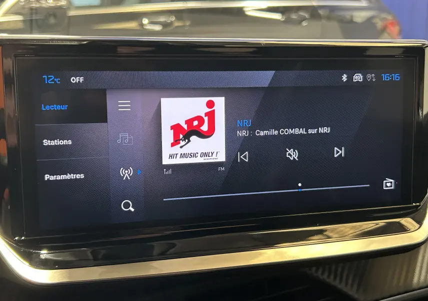 Écran tactile central du Peugeot 2008 II Ph.2 Allure Hybrid 145, affichant la radio NRJ avec interface moderne.