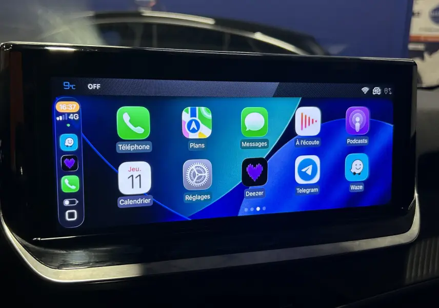 Écran tactile central du Peugeot 2008 gris Selenium affichant l'interface Apple CarPlay avec plusieurs applications.