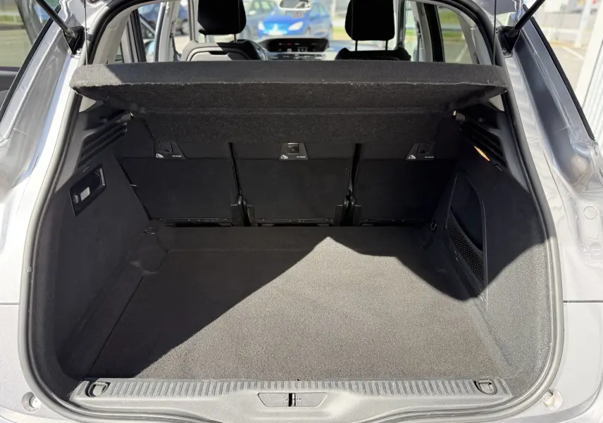 Coffre ouvert vu de l'arrière d'une Citroën C4 Picasso gris 2017, montrant un espace de chargement propre et spacieux.