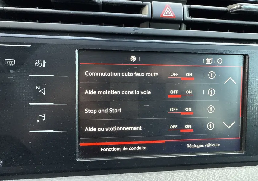 Écran tactile central de la Citroën C4 Picasso gris 2017 affichant les réglages d’aides à la conduite, vue rapprochée.