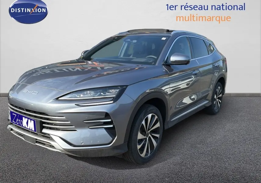 Vue 3/4 avant droite du BYD SEAL U gris TIME GREY, mettant en valeur ses lignes modernes et ses jantes bicolores.