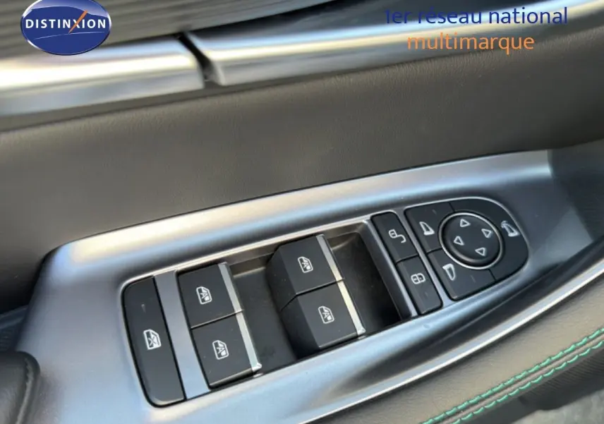 Gros plan sur les commandes des vitres et rétroviseurs côté conducteur du BYD SEAL U 2026 en finition TIME GREY.