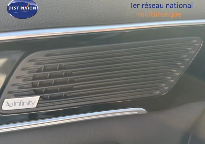 Gros plan sur la grille de haut-parleur Infinity intégrée à la porte intérieure du BYD SEAL U gris TIME GREY.