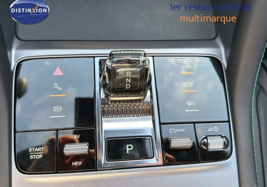 Gros plan sur la console centrale du BYD SEAL U 2026 avec levier de vitesses cristal et commandes tactiles noires.