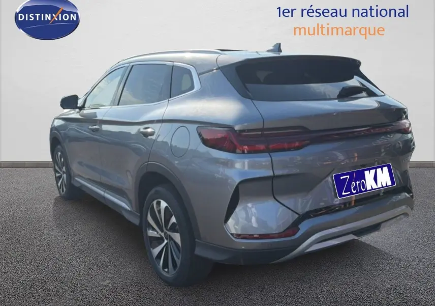 Vue 3/4 arrière droite d’un BYD SEAL U hybride rechargeable gris Time Grey avec feux arrière étirés et jantes bi-ton.