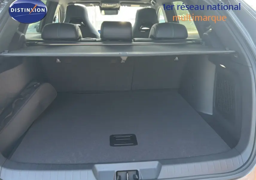 Vue intérieure du coffre spacieux du BYD SEAL U 2026 en gris TIME GREY, avec banquette arrière et cache-bagages visibles.