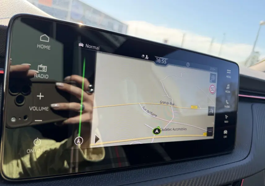 Écran tactile 9,2'' du système de navigation du Skoda Kamiq 2025, affichant une carte routière en intérieur.