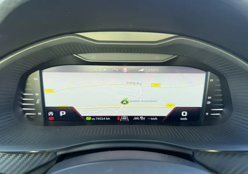 Vue rapprochée de l'écran numérique du tableau de bord du Skoda Kamiq 2025, affichant la navigation et les informations de conduite.