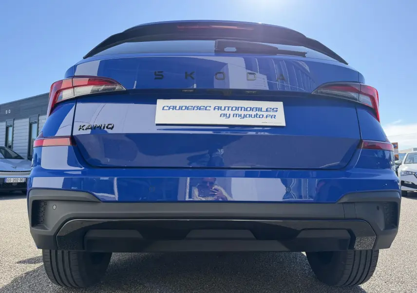 Vue arrière centrée du Skoda Kamiq bleu 2025 avec feux LED et logo SKODA en relief sur le hayon.