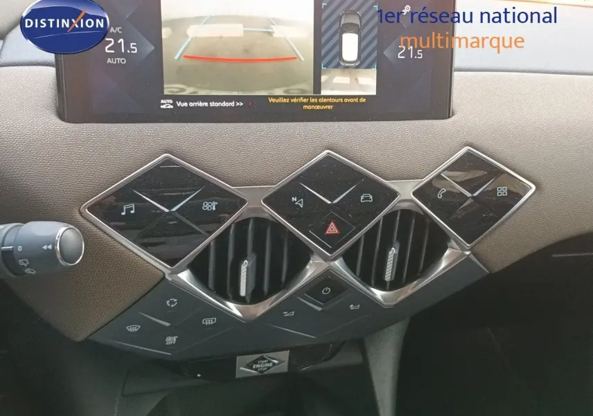 Détail du tableau de bord du DS3 Crossback 2020 montrant les commandes tactiles et la ventilation centrale.