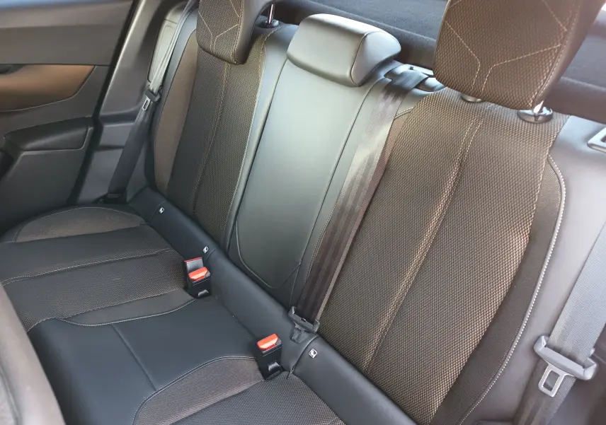 Vue rapprochée des sièges arrière en tissu noir et cuir du DS3 Crossback 2020, avec ceintures de sécurité visibles.