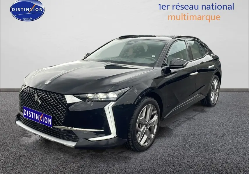 DS4 E-tense 225 Cross Trocadero noir vue 3/4 avant droit avec calandre distinctive et jantes 19 pouces Sapporo.