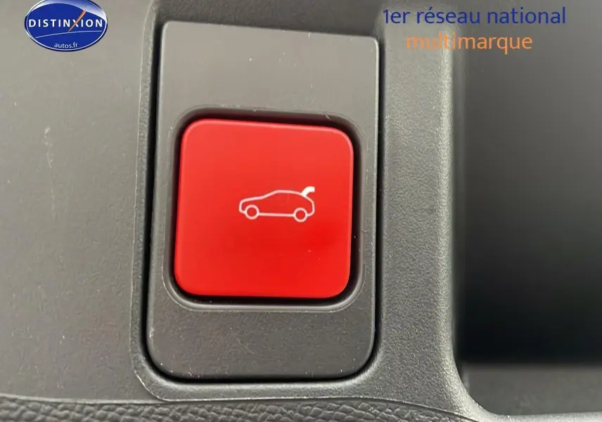 Bouton rouge d'ouverture du coffre sur le tableau de bord du DS4 E-tense 225 Cross Trocadero noir 2023.