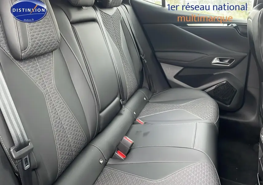 Vue latérale droite de la banquette arrière en cuir noir et tissu du DS4 E-tense 225 Cross Trocadero 2023.