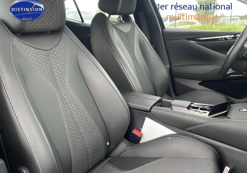 Intérieur du DS4 E-tense 225 noir, vue rapprochée des sièges avant en cuir et tissu avec coutures contrastées.