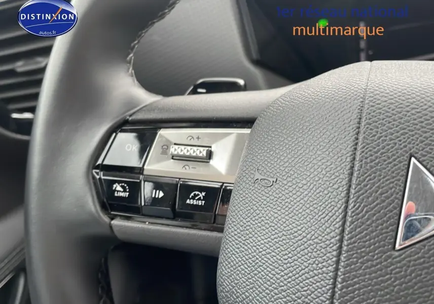 Gros plan sur les commandes gauche du volant cuir noir du DS4 E-tense 225 Cross Trocadero 2023.