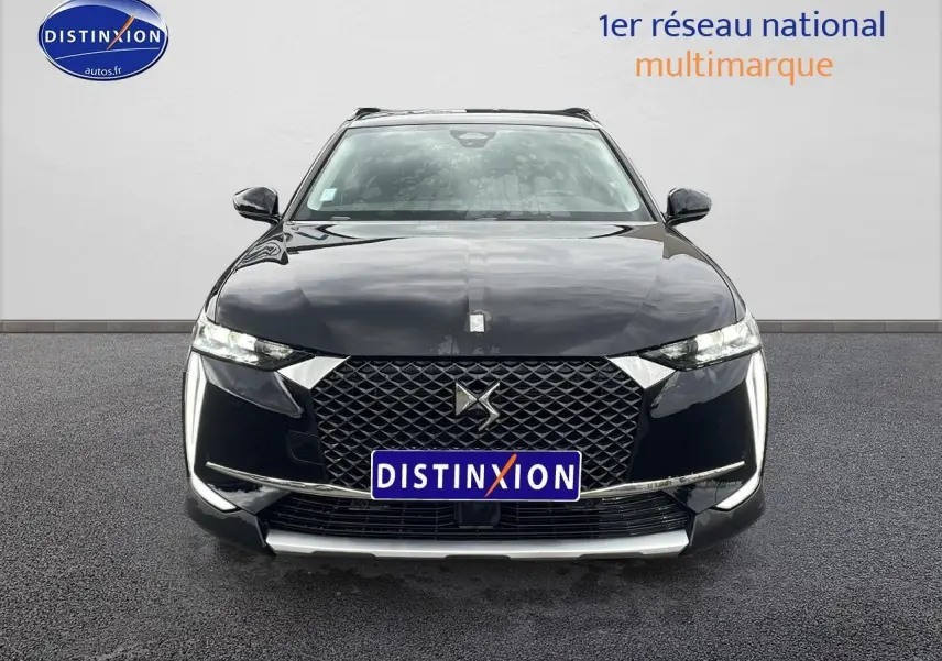 Vue frontale d'une DS4 E-tense 225 Cross Trocadero noire avec calandre distinctive et feux LED fins.