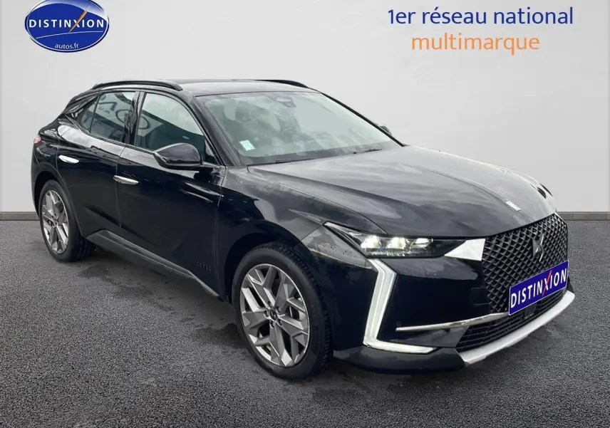 DS4 E-tense 225 noir en 3/4 avant droit avec calandre distinctive et feux LED en forme de flèche