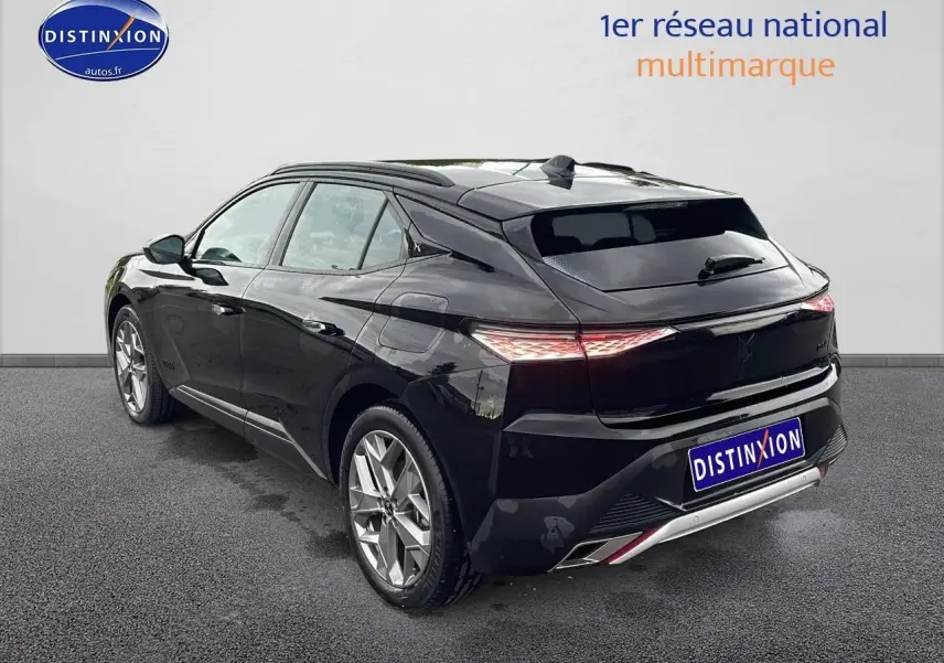 DS4 E-tense 225 noir vue 3/4 arrière côté gauche avec feux arrière LED et jantes 19 pouces Sapporo.