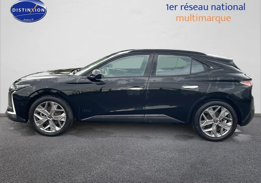 Vue latérale gauche d'un DS4 E-tense 225 Cross Trocadero noir avec jantes alliage 19 pouces Sapporo.