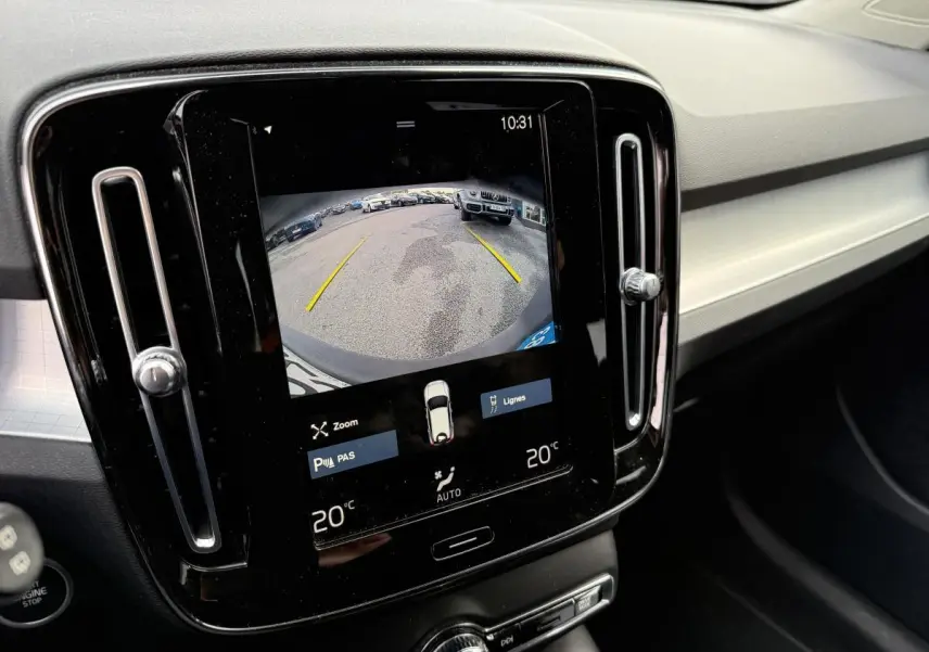 Écran tactile central affichant la caméra de recul dans l'habitacle du Volvo XC40 blanc Momentum 2020.