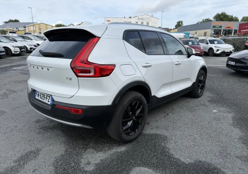 Volvo XC40 T3 blanc vue 3/4 arrière droit avec jantes alliage noires et feux arrière LED en forme de L.