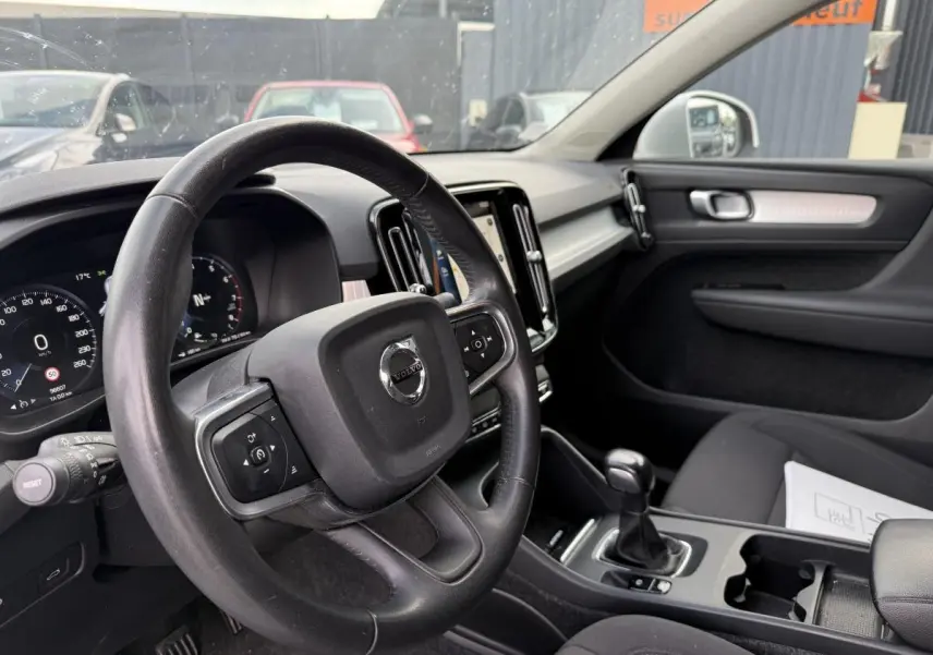 Intérieur noir du Volvo XC40 T3 2020, vue côté conducteur sur volant cuir et levier de vitesses manuel.