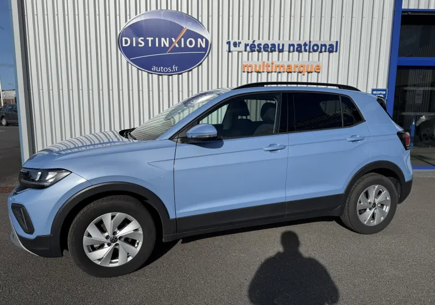 Intérieur du Volkswagen T-Cross 2024 bleu Sky Metal, vue côté conducteur sur les sièges en tissu et le tableau de bord moderne.