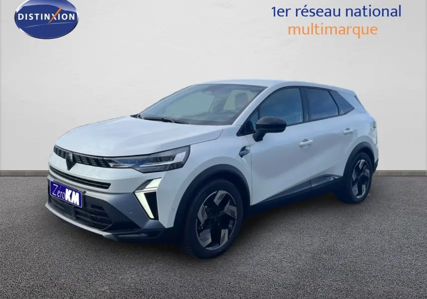 Vue 3/4 avant droite d'un Renault Symbioz blanc nacré avec calandre noire et jantes modernes bicolores.
