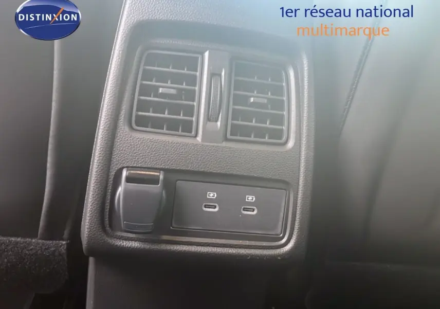 Gros plan sur la console arrière noire avec prises USB-C et bouches d’aération du Renault Symbioz blanc nacré 2025.