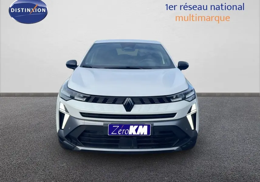 Vue de face du Renault Symbioz blanc nacré avec calandre noire et feux LED verticaux distinctifs.