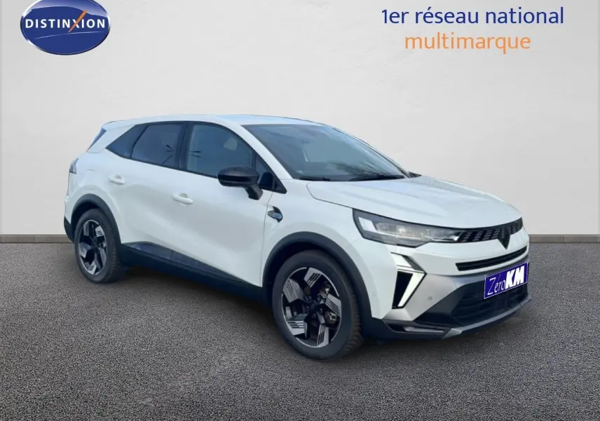 Renault Symbioz blanc nacré métal en 3/4 avant droit, SUV hybride avec jantes noires et détails modernes.