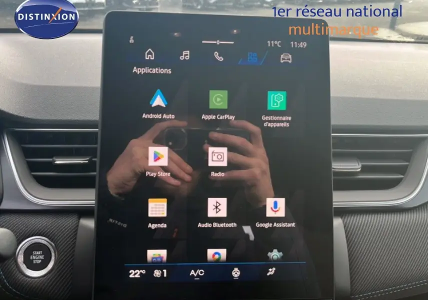 Vue intérieure centrée sur l'écran tactile du tableau de bord du Renault Symbioz blanc nacré 2025.