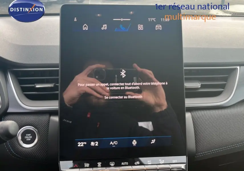 Vue rapprochée de l’écran tactile central du tableau de bord du Renault Symbioz blanc nacré 2025.