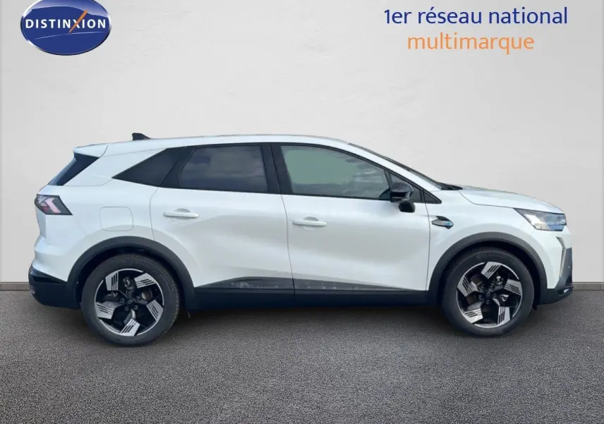Profil droit d’un Renault Symbioz blanc nacré métal 2025, SUV hybride avec jantes noires et argentées distinctives.