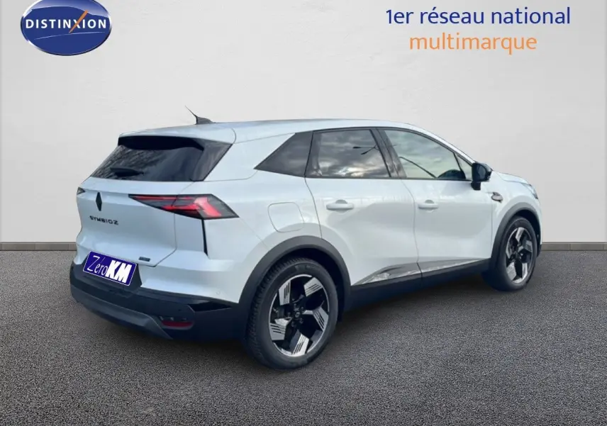 Vue 3/4 arrière droite du Renault Symbioz blanc nacré métal avec jantes noires et vitres teintées.